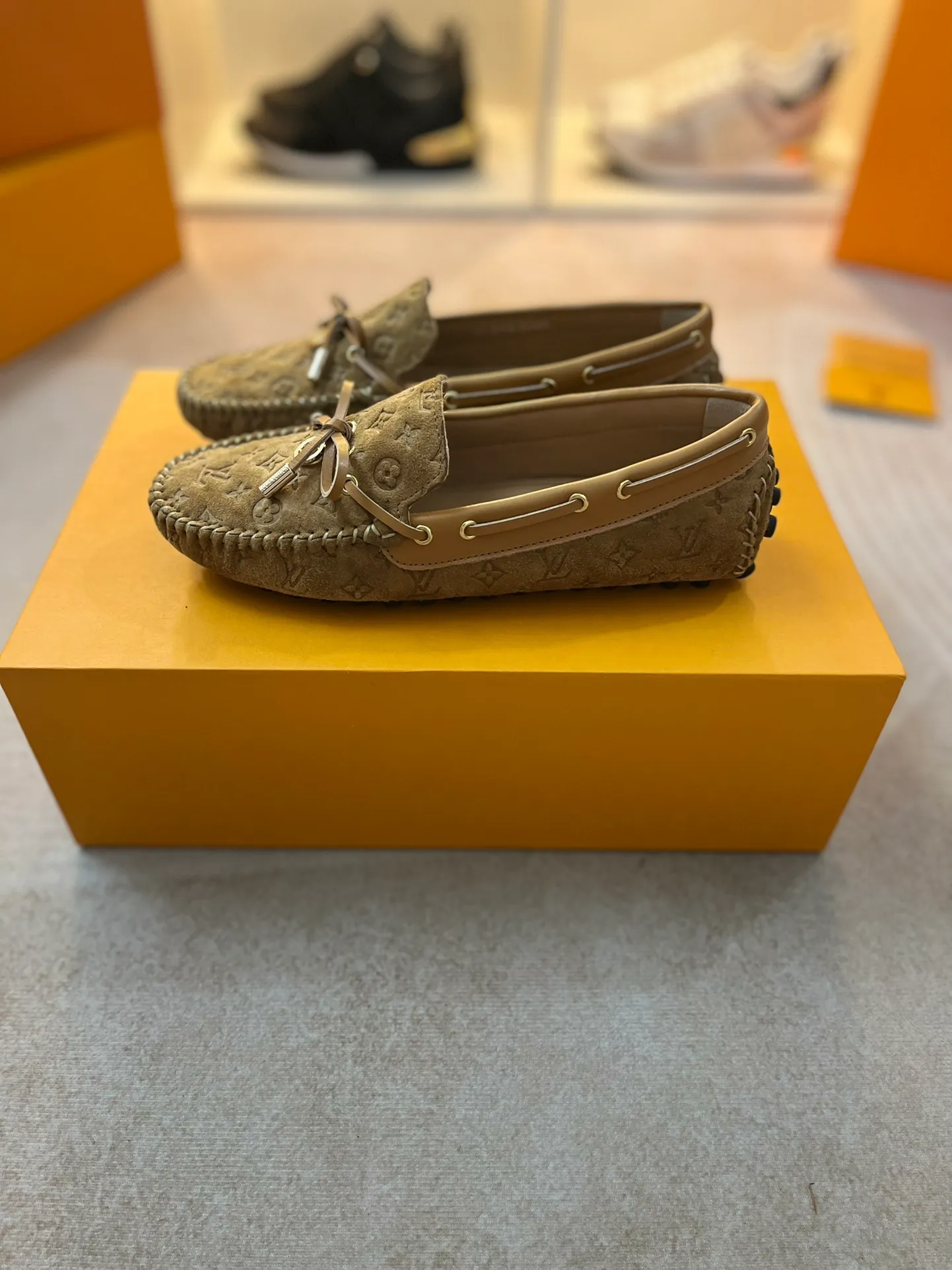 p460💰Couple model❤️🇫🇷 𝙇𝙤𝙪𝙞𝙨 𝙑𝙪𝙞𝙩𝙩𝙤𝙣 🇫🇷Louis Vuitton 2023 Classic𝓛𝓿 𝓣𝓻𝓪𝓲𝓷𝓮𝓻 Sports Series ➪➪➪¯ [Arizona Doudou Shoes Series] ▪️▪️▪️Arizona slip-on shoes are made of Monogram Eclipse canvas. Its hand-painted and dyed edges and hand-sewn uppers fully demonstrate Louis Vuitton's traditional shoemaking craftsmanship. This slip-on shoe is very lightweight. The integrated tongue and upper make it particularly comfortable and flexible. The soft outsole is equipped with rubber padding. Decorated with matching sash. Detailed features: ☑️Monogram Eclipse canvas ☑️Black Eclipse pattern ☑️Hand-painted shoe edges ☑️Hand-sewn uppers (each pair takes time to process) ☑️Integrated tongue and upper construction ☑️Outsole equipped with rubber lining ☑️size: 35_46